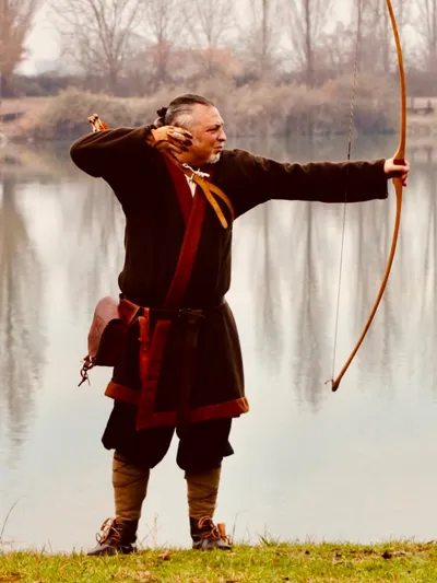 Arciere in fase di rilascio della freccia