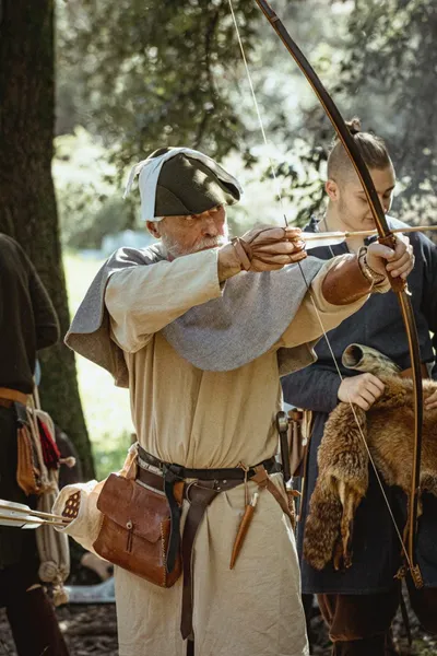 Arciere in fase di trazione dell'arco